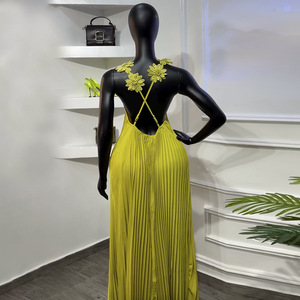 Vente en gros usine de vêtements pour femmes : Nouvelle collection Printemps 2026 – Robe élégante à bretelles florales 3D, couleur unie, plissée et dos nu - Product Image 4