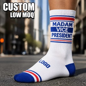 ถุงเท้าถักลายโลโก้แบบกำหนดเอง สีขาว พร้อมสโลแกน <span class=keywords><strong>Madam</strong></span> Vice President แถบสีน้ำเงินแดง พร้อมโลโก้บนส่วนหลังเท้า รับผลิตแบบ OEM ODM ขั้นต่ำในการสั่งซื้อน้อย - Product Image 2