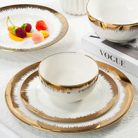 Ensemble de plats en porcelaine à bord doré, vente en gros, assiettes de présentation dorées de luxe, plats de service décoratifs pour mariage, assiettes en céramique