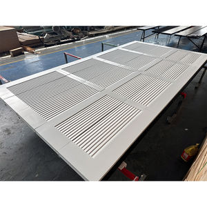 Portes de <span class=keywords><strong>garage</strong></span> en <span class=keywords><strong>bois</strong></span> blanc style persiennes avec ouvre-porte électrique pour villas, porte sectionnelle à enroulement avec télécommande, finition peinte - Product Image 1