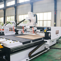 Machine de routeur CNC ATC avec système de contrôle Syntec Table à vide haute productivité 1325 fabrication de meubles en bois