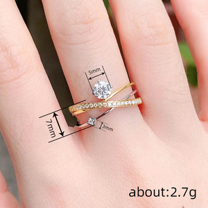 Anello da donna con design geometrico a quattro punte e linee multistrato - Product Image 4