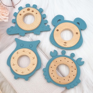 Anneau de dentition pour bébé en bois de hêtre de qualité alimentaire et silicone, hochet à main dinosaure, jouet de dentition pour nourrisson avec anneau en bois - Vente en gros - Product Image 4