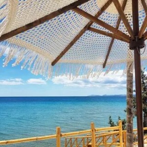 Parasol de plage bohème en macramé - 100% coton et mât en bois massif, idéal pour les hôtels côtiers de luxe et les salons extérieurs - Product Image 4