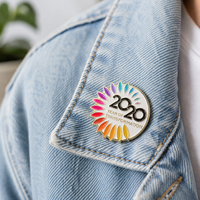 Pin de Solapa Magnético Redondo con Esmalte, Borde de Pétalos en Degradado Colorido, Año de la Transformación 2020, Insignia Metálica Personalizada de Recuerdo