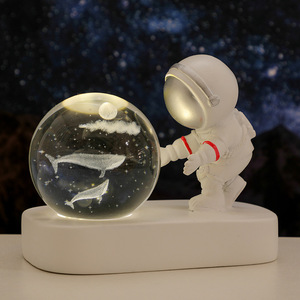 Astronauta resina artesanía luces escritorio noche lámpara bola de cristal 2024 decoración conjunto suministros San Valentín regalo para madres - Product Image 6