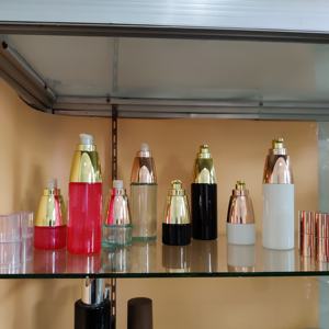 Unico A Forma di 30ml 100ml <span class=keywords><strong>Nero</strong></span> <span class=keywords><strong>Bianco</strong></span> Rosso Verde Bottiglia di Vetro per il Siero Olio Essenziale Lozione Per Il <span class=keywords><strong>Liquore</strong></span> con Oro rosa Pompa - Product Image 6