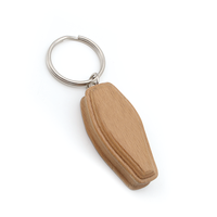 Llavero de madera con forma de ataúd funerario de recuerdo