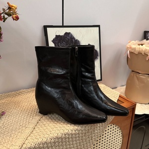 Nouvelles <span class=keywords><strong>Bottines</strong></span> Femme 2025 Style Français à Bout Carré et Talon Épais, Collection Automne/Hiver et Été – Bottes Tendance Cheryl Evergreen - Product Image 1