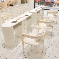Ensemble de table de manucure moderne blanche avec cadre doré de luxe, chaise de salon de manucure en velours, bureau à ongles ovale ondulé, station de manucure pour salon de beauté