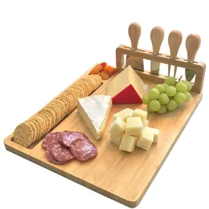 Hot Sale große umwelt freundliche benutzer definierte Logo Holz Bambus Wurst platte und Servier käse Brett Set mit 4 Messer Set