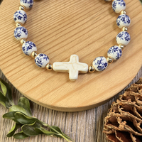 Nouveau style de bijoux ethniques chinois pour femmes, perles en céramique bleues et blanches de 8 mm, bracelet élastique en turquoise avec croix