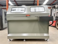 Scie automatique de découpe de connecteurs d'angle de fenêtre en aluminium avec lame de 450 mm et 500 mm, pince pneumatique et capot de protection sécurisé
