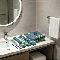 Ensemble d'articles de toilette jetables de luxe vert foncé pour hôtel, kit de produits de toilette haut de gamme avec pantoufles bleu denim
