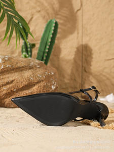 صنادل نسائية بكعب عالٍ On Feet& In Love، تصميم بسيط وأنيق، مقدمة مدببة من الجلد اللامع باللون الأسود مناسبة لجميع المواسم - Product Image 4