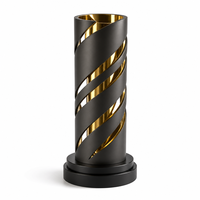 Trophée en aluminium avec deux tiges argentées torsadées sous un losange doré, imprimé UV, écologique, pour récompenses