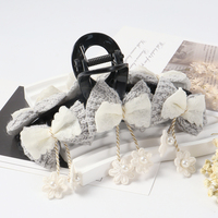 Barrette à cheveux alligator en tissu gris avec nœud en dentelle et pompon, pour queue de cheval, accessoire capillaire décontracté pour femme