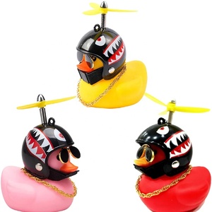 Accessoires de moto Canard jaune avec casque pour vélo sans lumières Accessoires de voiture automatique Canard dans la voiture Décoration intérieure de voiture - Product Image 3