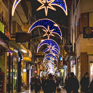 Éclairages de rue extérieurs en forme d'étoile de Noël avec motifs LED pour les boulevards urbains, les rues commerçantes et les décorations de fêtes - Product Image 1