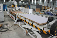 Centro de Mecanizado CNC para Trabajos en Madera con Perforación y Etiquetado en Línea, con Cambiador Automático de Herramientas de 12 Herramientas