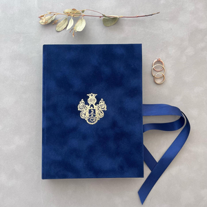 Invitations personnalisées en daim noir personnalisé boîtes de mariage en acrylique boîte de présentation doublée de velours feuille d'or avec pompon - Product Image 6