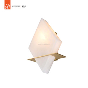 Lámpara de Pared Moderna de Alabastro Español y Latón con Diseño Geométrico para Villa y Hotel - Product Image 1