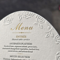 Invitation de mariage classique de luxe à prix d'usine, impression typographique blanche, fleurs 3D en relief, estampage à chaud doré, carte de menu de table