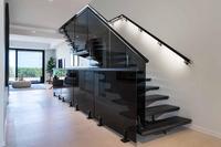 Escalier droit intérieur Prima avec garde-corps en bois et acier, fait main pour villas, hôtels, halls