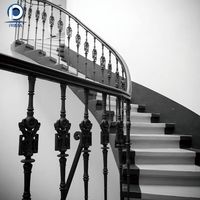 Escalier pliable compact pour quais de bateaux et plateformes d'amarrage maritimes, revêtement antidérapant en maille