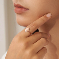 Bague Chevalière Ovale Classique EMANCO en Acier Inoxydable Plaqué Or 14K, Gravable, Sertie de Griffes, Bijou Cadeau pour Femme