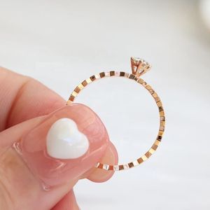 Bague Xinfly en or blanc 18 carats avec diamant solitaire taille ronde serti à griffes, motif nid d'abeille - Product Image 4