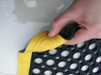 Tapis en caoutchouc respirant amortissant les chocs, anti-abrasion, avec conception de drainage pour poste de travail de machine-outil de précision