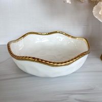 Service de table luxueux en céramique avec bordure dorée, assiettes, assiettes à fruits et à pâtisserie, assiettes à steak pour dîner occidental en hôtel.