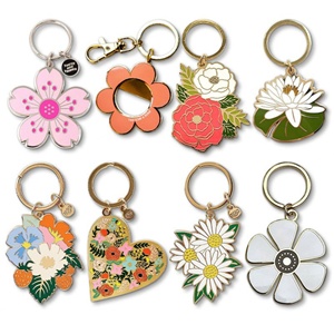 Llaveros de metal chapados en oro con esmalte suave al por mayor, personalizables con diseño de flor para decoración de bolsos - Product Image 1