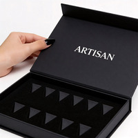 Boîte cadeau magnétique noire en carton rigide avec logo personnalisé en relief, emballage pour parfum et bougie, avec insert en mousse, matériaux recyclés