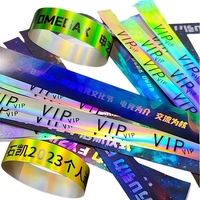 Bracelets en plastique holographiques VIP personnalisés HXY, imprimés numériquement, imperméables, bracelets en papier, PVC, vinyle, logo personnalisé en couleur, pour fête