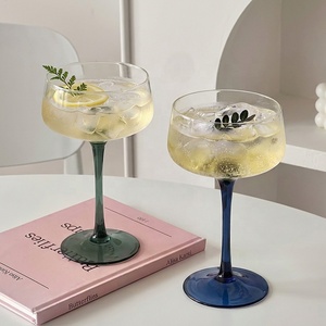 Coupe à vin personnalisable en verre soufflé à la main avec longue tige noire et bleue, élégante, pour champagne et cocktails - Product Image 3