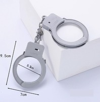Menottes en plastique pour prisonniers - Menottes de poignet réalistes avec chaînes pour costumes d'Halloween, accessoires de cosplay, gadgets et blagues pratiques