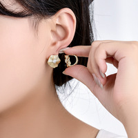 Cadeau personnalisé de qualité supérieure pour femme, boucle d'oreille en or simple avec fleur à quatre pétales texturée linéaire, zircon brillant, respectueuse de la peau