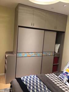 Armoire autoportante moderne et élégante, portes coulissantes durables, poignées en métal élégantes, contrôle de qualité élevé pour la chambre à coucher, l'hôtel, la salle de sport - Product Image 3