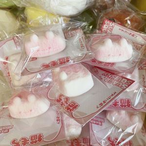 Nouveau jouet anti-stress Kawaii en forme de gâteau de riz carré rose de 6 cm, en PU super doux, pour enfants et adultes, idéal pour se détendre - Product Image 3