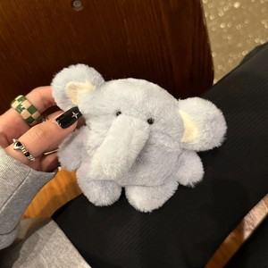 Étui en peluche amusant en forme d'éléphant bleu en fourrure 3D pour <span class=keywords><strong>Airpods</strong></span> <span class=keywords><strong>Pro</strong></span> 3/<span class=keywords><strong>Pro</strong></span> 2/<span class=keywords><strong>Pro</strong></span>, pour <span class=keywords><strong>AirPods</strong></span> 1/2/3/4 - Product Image 3