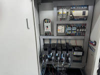 Petite machine à rouler les plaques automatique à quatre rouleaux en acier inoxydable, mécanisme à engrenages, puissance 3KW, fonctionnement facile pour usage en construction