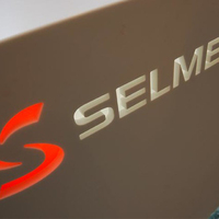Comptoir de réception moderne haut de gamme personnalisé avec éclairage LED, surface solide blanche et logo rétroéclairé