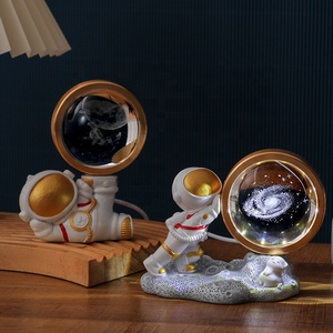 Vente flash Lampe de nuit en résine Astronaute Galaxies Système solaire Sphère <span class=keywords><strong>lumineuse</strong></span> Cristal Lampe pour enfants Luz De Bola De Cristal Décoration d'intérieur - Product Image 1
