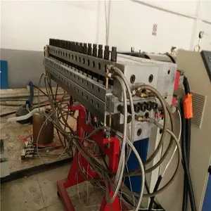 Máquina de extrusão de produção de painel de placa de espuma de pegagem wpc de pvc de 3 camadas fornecedor