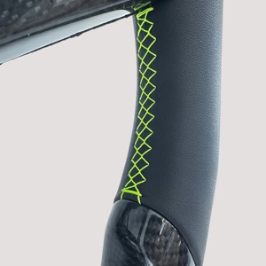 Volante Deportivo Personalizado de Fibra de Carbono Real con Franja Verde para <span class=keywords><strong>Ford</strong></span> <span class=keywords><strong>Mustang</strong></span> <span class=keywords><strong>GT</strong></span> 2005/2006/<span class=keywords><strong>2007</strong></span>/2008/2009 - Product Image 4