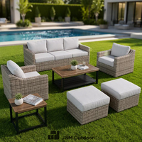 J&M T823 Ensemble de mobilier d'extérieur pour terrasse urbaine en fer et rotin PE, comprenant canapé profond, fauteuils et ottomanes, et table à effet bois avec structure en fer