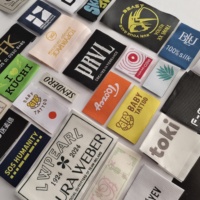 Étiquettes textiles personnalisées en soie sérigraphiée avec logo 3D, tissées en damassé haute densité, écologiques, à bords découpés au laser, de qualité supérieure