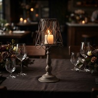 Support de bougie en métal rétro, porte-bougie antique en fer avec abat-jour en treillis métallique pour bougies piliers, ornement de table d'intérieur